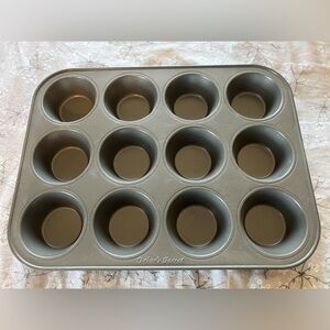 Used Bakers Secret 12 Muffin Bakeware
The BEST affordable kind. Lite weight.